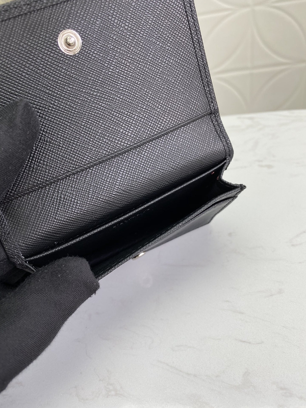 プラダ財布コピー着用イメージ